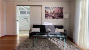 FeWo Luxus Wohnung im eigenen Ferienhaus, 120 qm, Nähe Regensburg mit Balkon, Terrasse & Garten, gute Zuganbindung